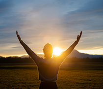 Person vor Sonnenuntergang